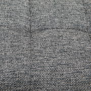 Nahaufnahme des grauen, strukturierten Stoffes einer Polsterbank von oben