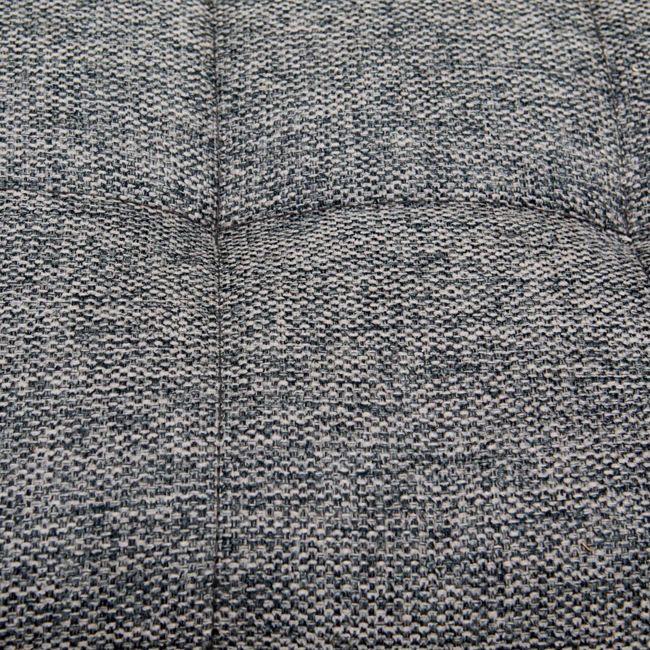 Nahaufnahme des grauen, strukturierten Stoffes einer Polsterbank von oben