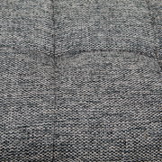 Nahaufnahme des grauen, strukturierten Stoffes einer Polsterbank von oben