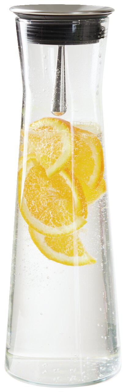 Karaffe mit 1,1 l Fassungsvermögen, gefüllt mit sprudelndem Wasser und Zitronenscheiben, aus der Frontalperspektive.