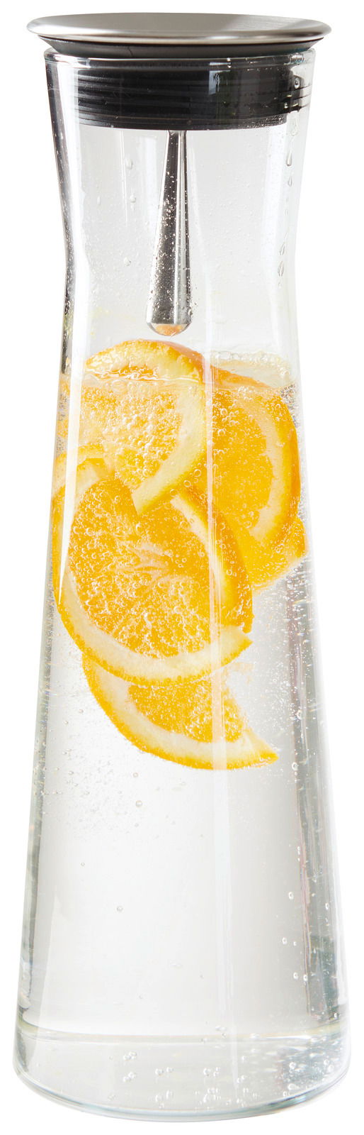 Karaffe mit 1,1 l Fassungsvermögen, gefüllt mit sprudelndem Wasser und Zitronenscheiben, aus der Frontalperspektive.