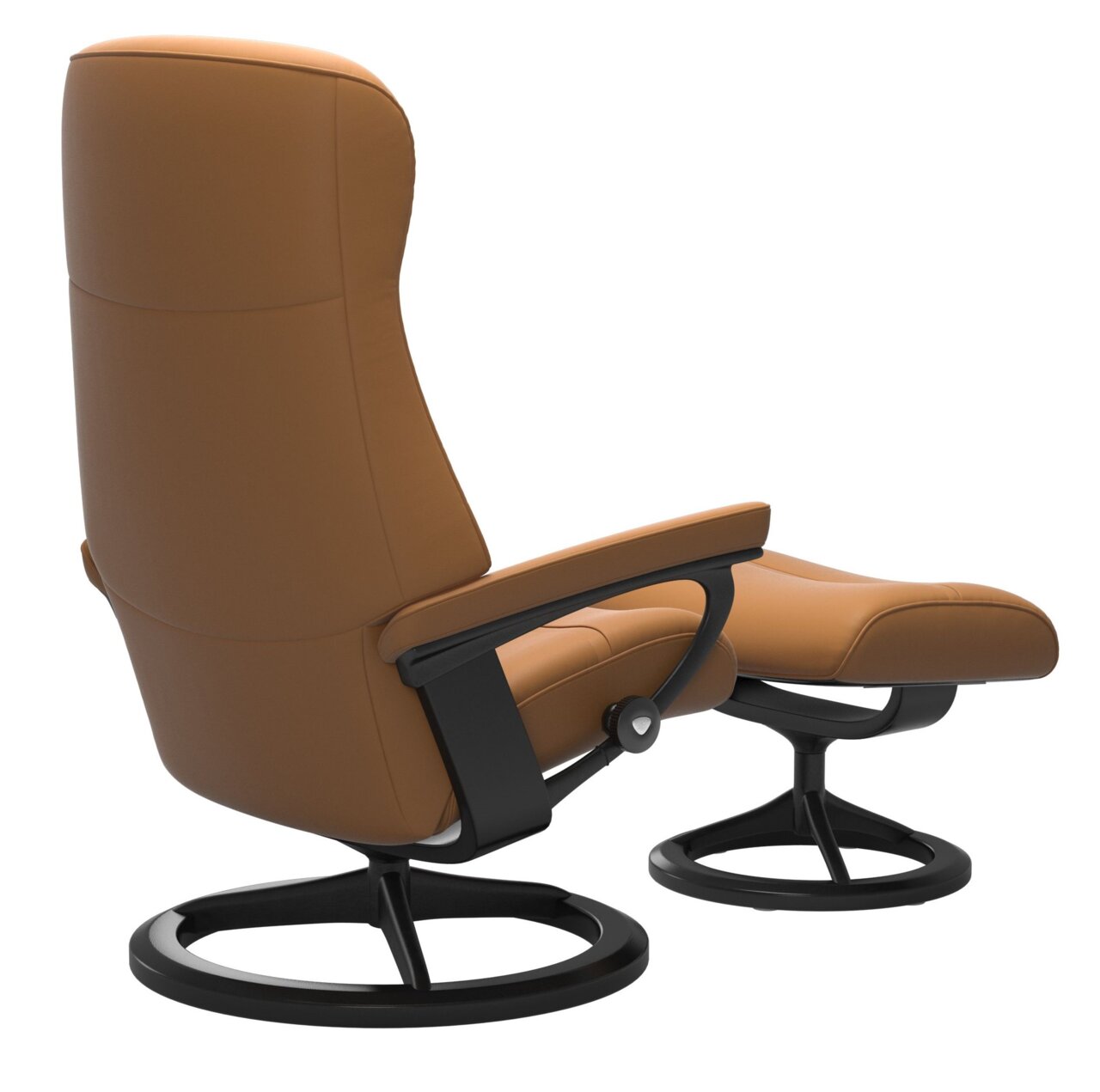 Achterkant van een moderne bruine fauteuil met bijpassende voetenbank, beide op zwarte draaivoeten.