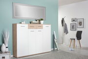 Moderner XL-Schuhschrank in Holzoptik mit weißen Türen, frontal fotografiert, in einem stilvoll eingerichteten Raum mit grüner Wand und Dekoration.