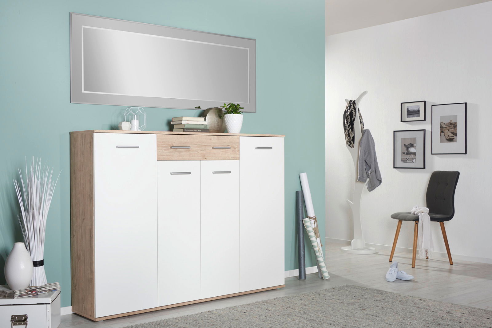 Moderner XL-Schuhschrank in Holzoptik mit weißen Türen, frontal fotografiert, in einem stilvoll eingerichteten Raum mit grüner Wand und Dekoration.