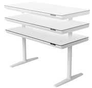 Elektrisch höhenverstellbarer Schreibtisch in Weiß, seitliche Perspektive