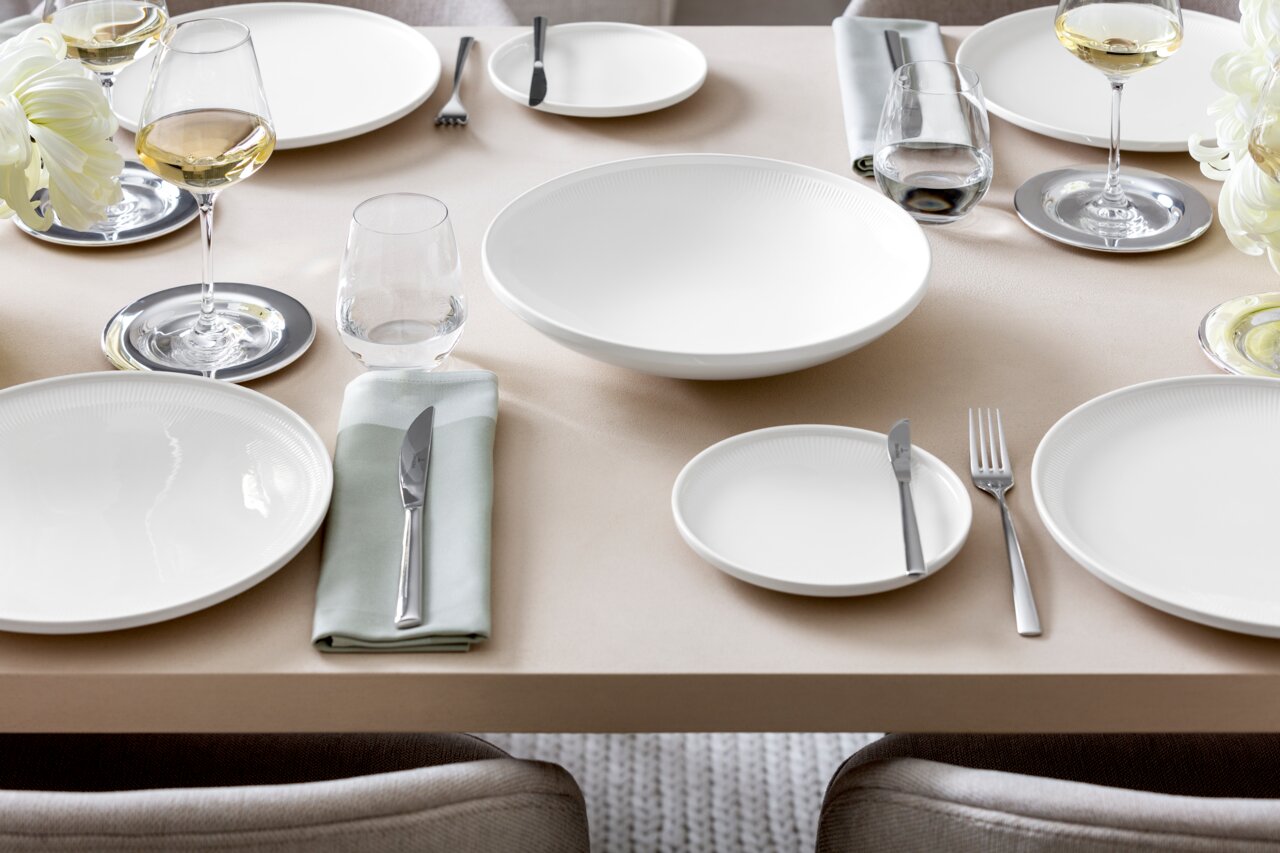 Villeroy & Boch Soepbord AFINA Een elegante soepbord Afina van 29,1 cm op een gedekte tafel, gefotografeerd vanuit vogelperspectief.