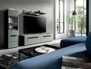 Modernes Wohnzimmer mit mintgrüner TV-Wandkombination aus Lowboard, Hängeregal und Vitrine, großer Flachbild-TV an grauer Wand, fotografiert in leichter Schrägansicht von vorne links.