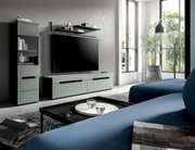 Modernes Wohnzimmer mit mintgrüner TV-Wandkombination aus Lowboard, Hängeregal und Vitrine, großer Flachbild-TV an grauer Wand, fotografiert in leichter Schrägansicht von vorne links.
