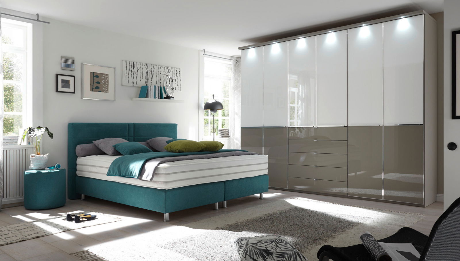 Moderner Funktionsdrehtürenschrank in einem stilvollen Schlafzimmer, Perspektive von vorne rechts