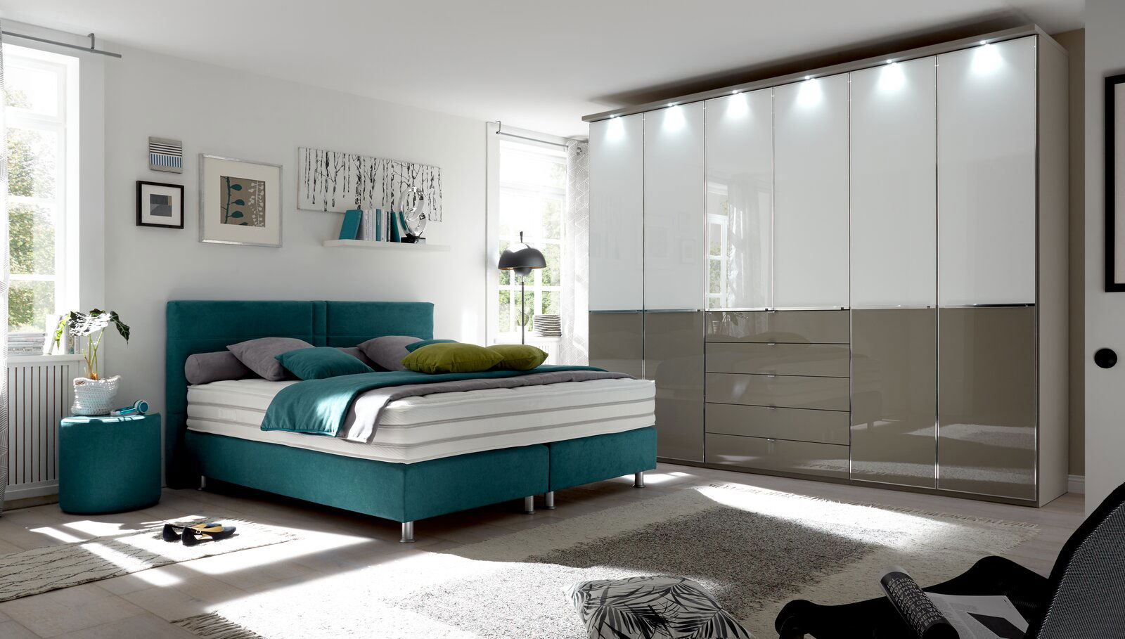 Moderner Funktionsdrehtürenschrank in einem stilvollen Schlafzimmer, Perspektive von vorne rechts