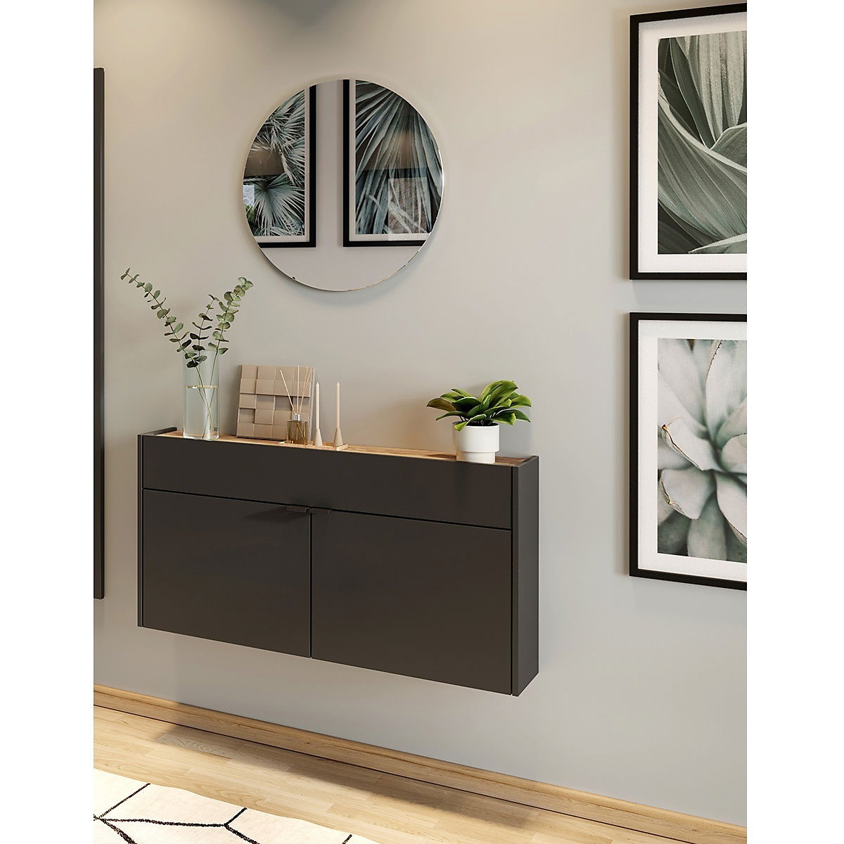 Moderne Garderobe in dunklem Holz mit zwei Türen, dekoriert mit Pflanzen und Kerzen, an einer Wand mit Spiegel und Bildern. Frontalansicht.