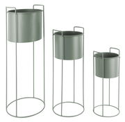 Dreiteiliges Pflanzgefäß-Set Essence in verschiedenen Höhen, aus Metall mit minimalistischen Ständern, seitliche Perspektive.