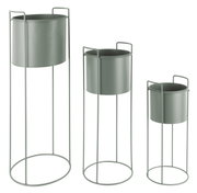 Dreiteiliges Pflanzgefäß-Set Essence in verschiedenen Höhen, aus Metall mit minimalistischen Ständern, seitliche Perspektive.