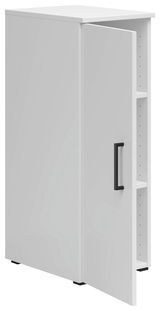 Weißer Mehrzweckschrank mit geöffneter Tür, seitliche Perspektive