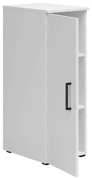 Weißer Mehrzweckschrank mit geöffneter Tür, seitliche Perspektive