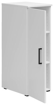 Weißer Mehrzweckschrank mit geöffneter Tür, seitliche Perspektive