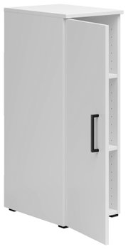 Weißer Mehrzweckschrank mit geöffneter Tür, seitliche Perspektive