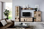Moderne Wandkombination ORLANDO in Holzoptik mit TV-Schrank, Vitrine und Regalen, frontal fotografiert in einem stilvollen Wohnzimmer.