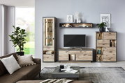 Moderne Wandkombination ORLANDO in Holzoptik mit TV-Schrank, Vitrine und Regalen, frontal fotografiert in einem stilvollen Wohnzimmer.