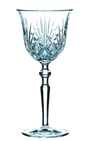 Eleganter Weißweinkelch aus Kristallglas mit kunstvollen Schliffmustern, seitliche Perspektive