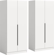 Weißer, minimalistischer Kleiderschrank mit zwei Türen und langen schwarzen Griffleisten, freistehend, in schräger Frontansicht (3/4-Perspektive) vor hellem Hintergrund.