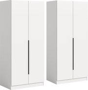 Weißer, minimalistischer Kleiderschrank mit zwei Türen und langen schwarzen Griffleisten, freistehend, in schräger Frontansicht (3/4-Perspektive) vor hellem Hintergrund.