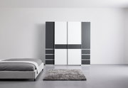 Moderner Dreh- und Schwebetürenschrank mit vier Türen in einer stilvollen Kombination aus Weiß und Dunkelgrau, frontal abgebildet in einem minimalistischen Schlafzimmer.