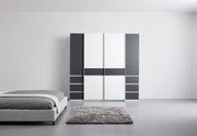 Moderne draai- en schuifdeurkast met vier deuren in een stijlvolle combinatie van wit en donkergrijs, hier afgebeeld in een minimalistische slaapkamer.