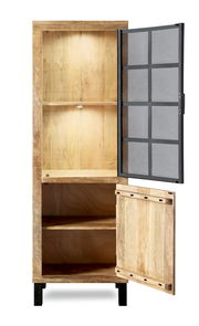 Geöffnete Vitrine aus Holz mit zwei Türen, eine mit Glas und Metallrahmen, aus frontaler Perspektive.