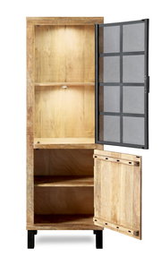 Geöffnete Vitrine aus Holz mit zwei Türen, eine mit Glas und Metallrahmen, aus frontaler Perspektive.