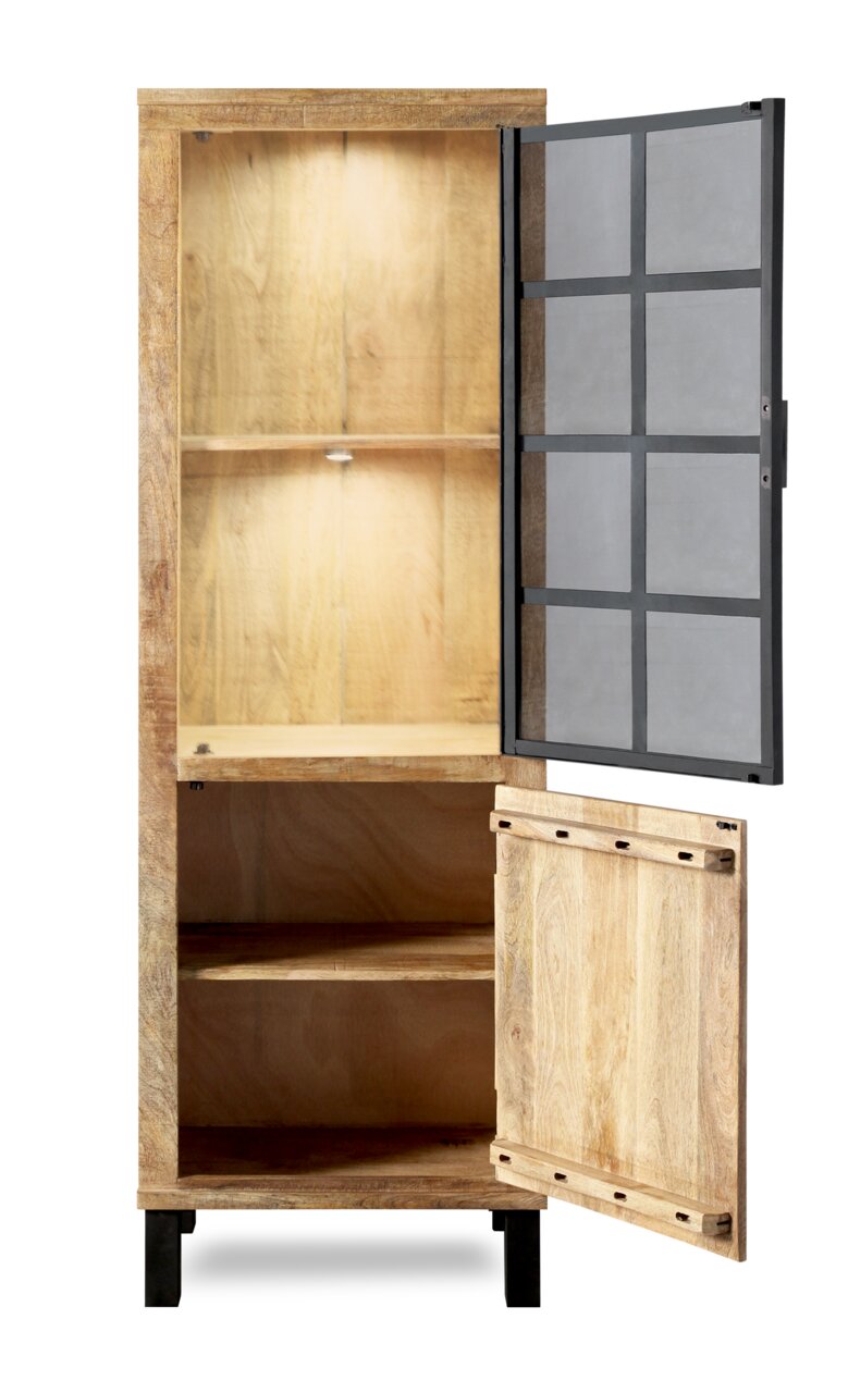 Geöffnete Vitrine aus Holz mit zwei Türen, eine mit Glas und Metallrahmen, aus frontaler Perspektive.