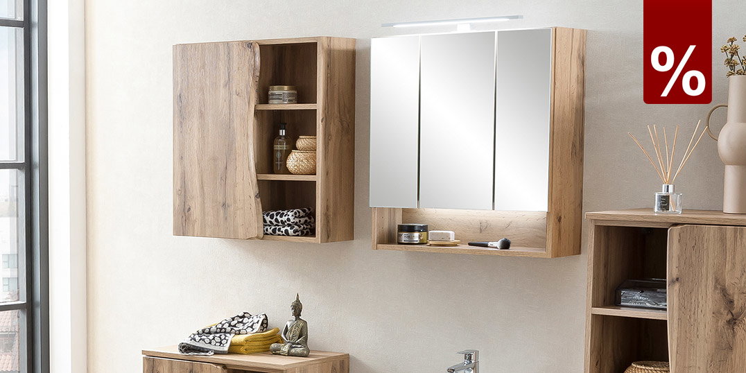 Modernes Bad mit Holzoptik-Möbeln, Spiegelschrank, Waschbecken und offenen Regalen.