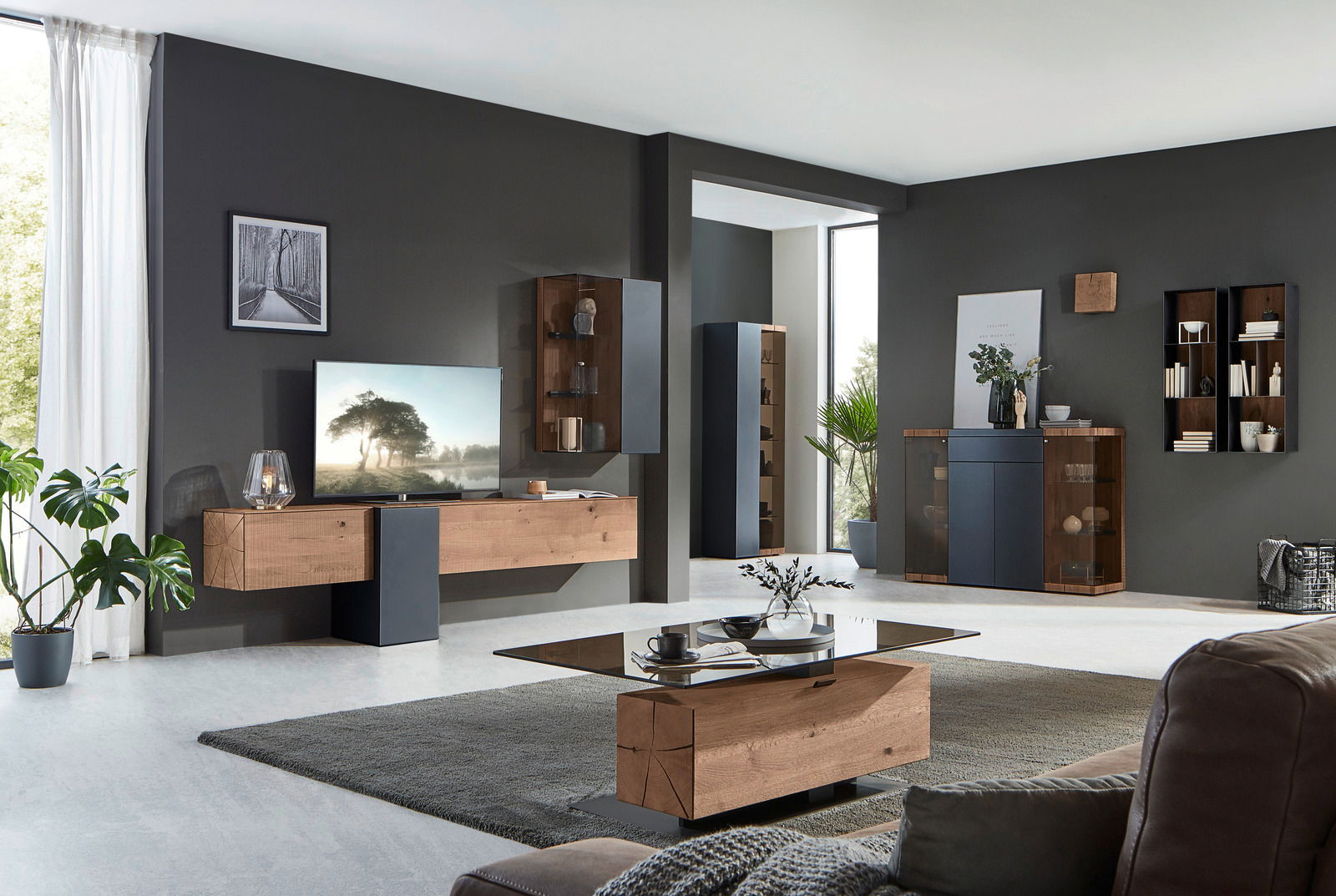 Moderne Wohnzimmer-Wandkombination in Holzoptik mit dunklen Akzenten, seitliche Perspektive