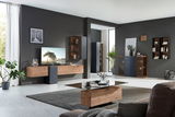 Moderne Wohnzimmer-Wandkombination in Holzoptik mit dunklen Akzenten, seitliche Perspektive