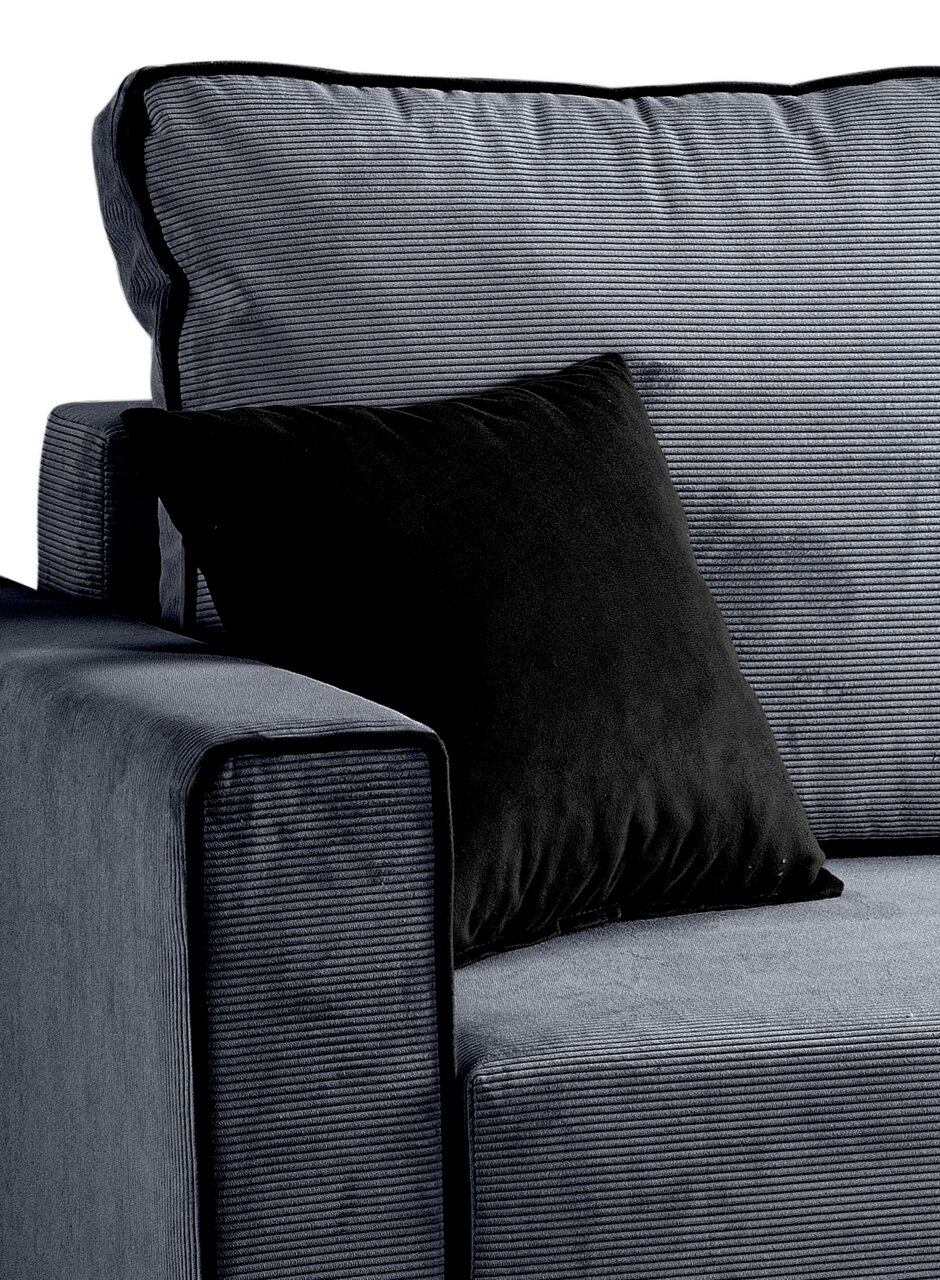 Nahaufnahme eines Schlafsofas in L-Form mit rechter Ausrichtung, grauer Stoff mit feiner Struktur und schwarzem Kissen, Perspektive von der Seite.