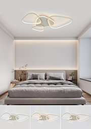 Moderne led-plafondlamp met een gebogen vormgeving, geïnstalleerd in een stijlvolle slaapkamer. Aanzicht van onderaf.
