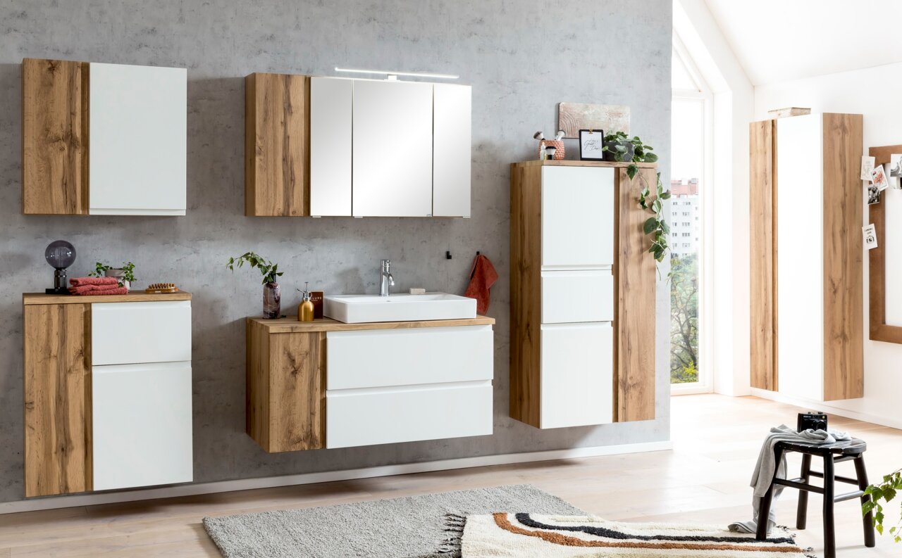 Modernes Badezimmer-Set mit Waschtisch, Schränken und Spiegel in Holzoptik und Weiß, seitliche Perspektive