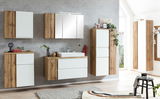 Modernes Badezimmer-Set mit Waschtisch, Schränken und Spiegel in Holzoptik und Weiß, seitliche Perspektive