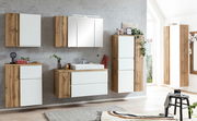 Modernes Badezimmer-Set mit Waschtisch, Schränken und Spiegel in Holzoptik und Weiß, seitliche Perspektive