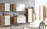 Modernes Badezimmer-Set mit Waschtisch, Schränken und Spiegel in Holzoptik und Weiß, seitliche Perspektive