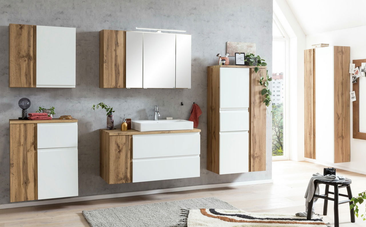 Modernes Badezimmer-Set mit Waschtisch, Schränken und Spiegel in Holzoptik und Weiß, seitliche Perspektive