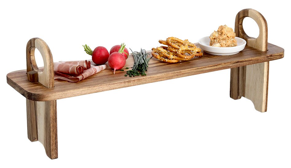 Servierbrett aus Akazienholz mit Griffen, bestückt mit Radieschen, Schinken, Brezeln und einem Dip, seitliche Perspektive
