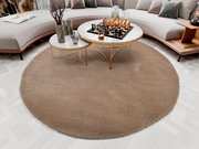 Runder Teppich Soft Dream, ca. 120 cm, in einem modernen Wohnzimmer mit einem eleganten Couchtisch und einem Schachbrett, aus der Vogelperspektive betrachtet.