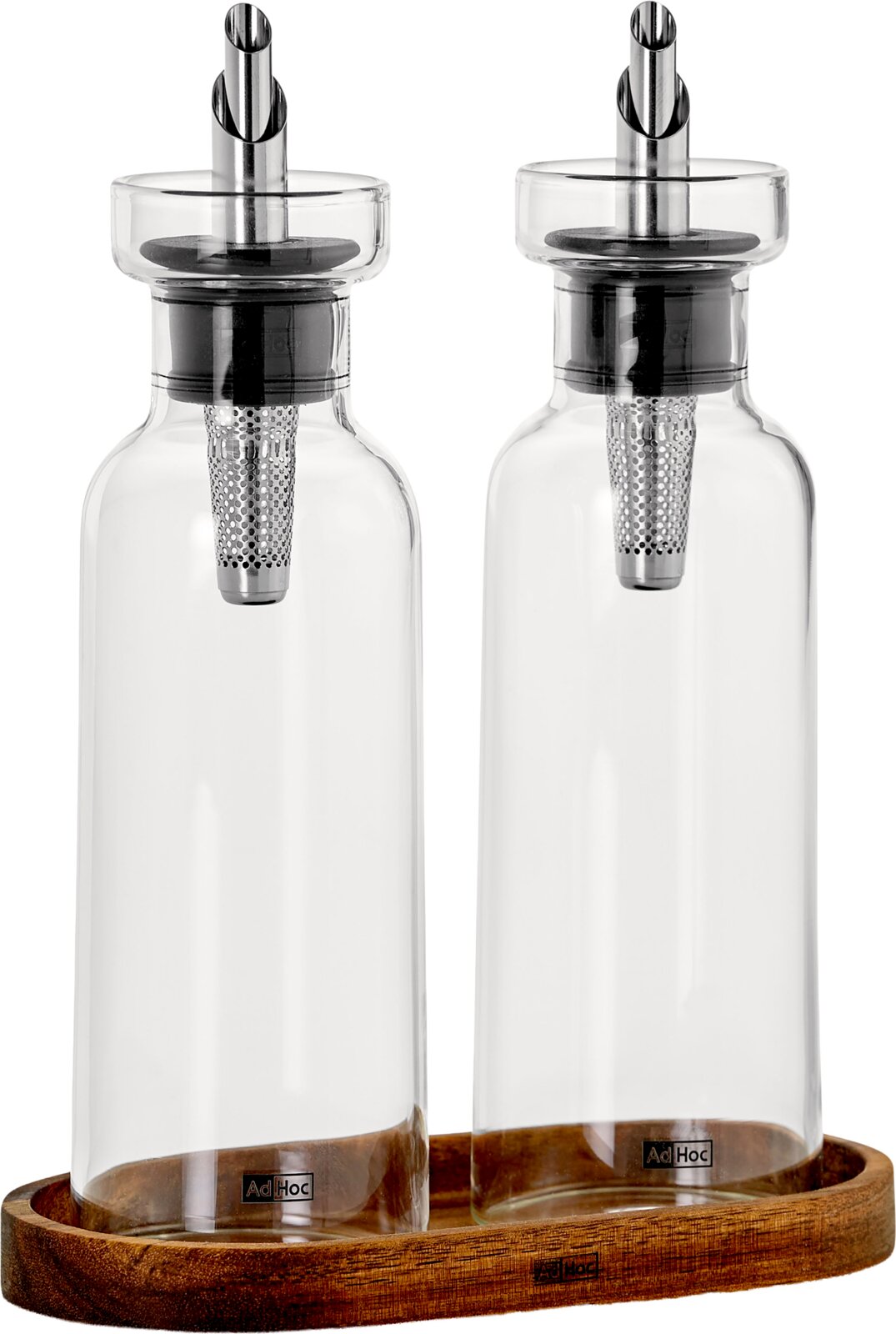 Zwei transparente Glas-Öl- und Essigspender mit Edelstahl-Ausgießer und integriertem Sieb auf einem Holztablett, frontal aus leichter Aufsicht fotografiert