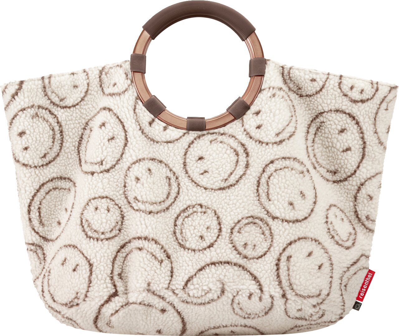 Frontansicht einer cremeweißen, flauschigen Shopper-/Tote-Bag mit braunem Smiley-Muster und rundem Ringgriff in Braun/Kupfer, seitlich mit kleinem roten reisenthel-Label.