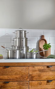 Topfset Essence 5-tlg. aus Edelstahl, gestapelt auf einer Küchenarbeitsplatte, seitliche Perspektive