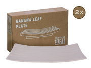 Sango Street Eat Banana Leaf Plate: gebogener, rechteckiger Servierteller in hellem Grau mit feinen Sprenkeln vor der braunen Verpackung, Ansicht schräg von vorn