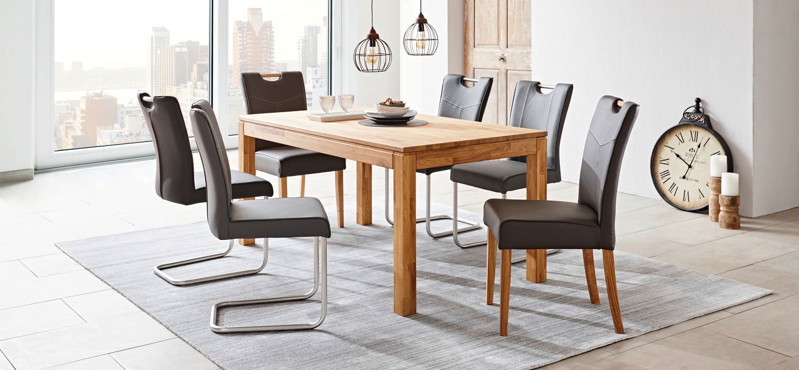 Esszimmer mit modernem Holztisch und sechs stilvollen Stühlen, seitliche Perspektive