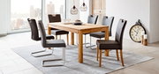 Esszimmer mit modernem Holztisch und sechs stilvollen Stühlen, seitliche Perspektive