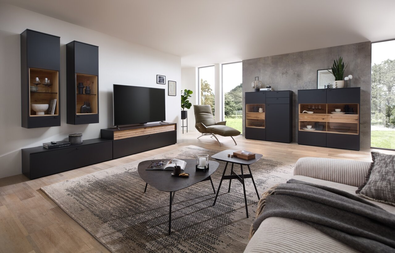 Venjakob Highboard LUMEA Modernes Wohnzimmer mit stilvollem Highboard in dunklem Holz und Glas, seitliche Perspektive